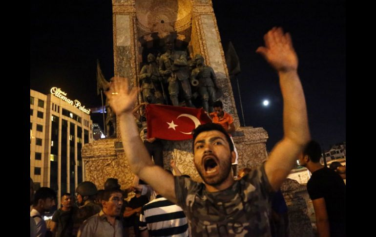 Las personas que trataron de cruzar el puente Bosporus de Estambul fueron atacadas por los soldados. AFP / S. Suna