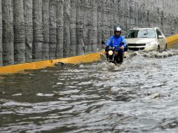 La dependencia recomendó no cruzar cuerpos de agua durante la lluvia. EL INFORMADOR / ARCHIVO