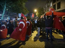 Ciudadanos mostraron su apyo el gobierno en las calles. AP Fuerzas Armadas de Turquía. AFP / M. Van Dijl