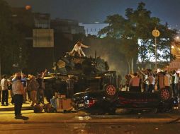 A pesar del peligro, miles de turcos salieron a las calles para evitar el avance de los militares en el intento de golpe de Estado. AP /