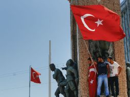 Protesta contra el golpe militar en la plaza Taksim, en Estambul. AP / E. Gurel