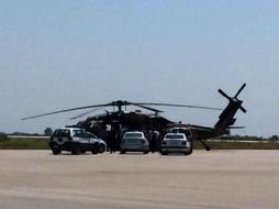 Los ocho turcos llegaron a bordo de un helicóptero y fueron detenidos por la policía griega. AFP / Eurokinissi