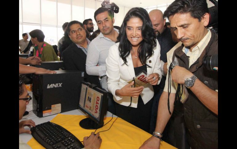 Alejandra Barrales registra su llegada al Séptimo Pleno Extraordinario del IX Consejo Nacional del PRD. SUN / G. García