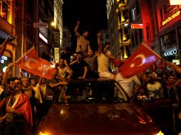 Miles de personas entonaron canciones y ondearon banderas turcas, mientras que otros oraban en apoyo a Erdogan. AP / B. Janssen