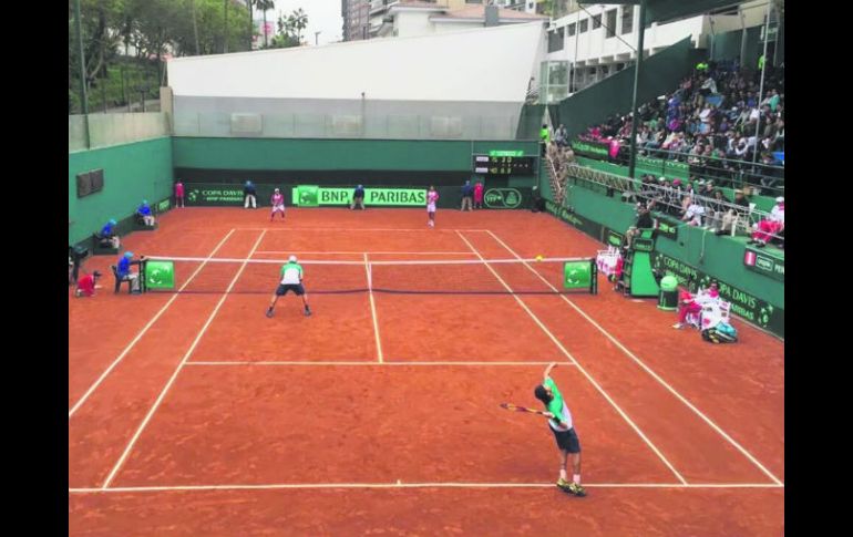 Lima. Los tenistas Santiago González y Miguel  Ángel Reyes Varela al servicio en el juego de ayer ante Perú. ESPECIAL / COPA DAVIS