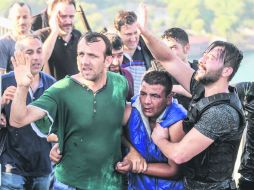 Estambul Bósforo. Ciudadanos aprehenden a un soldado turco (al centro) que participó en el intento de golpe de Estado. AP /