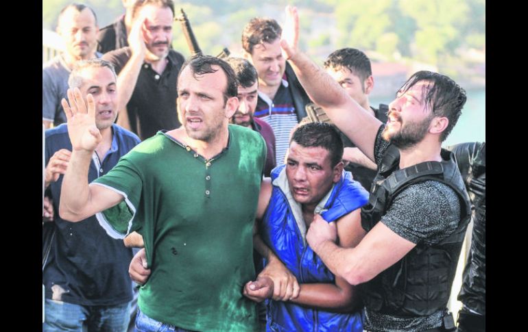 Estambul Bósforo. Ciudadanos aprehenden a un soldado turco (al centro) que participó en el intento de golpe de Estado. AP /