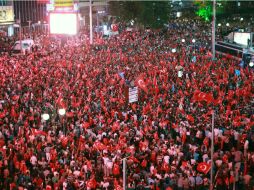 Las plazas públicas lucen abarrotadas de ciudadanos que ondean la bandera de Turquía en medio de cánticos. AFP / A. Altan