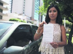 Multa. Alejandra Flores fue infraccionada porque pensó que el estacionómetro no funcionaba, era el de Simex. EL INFORMADOR / R. Tamayo