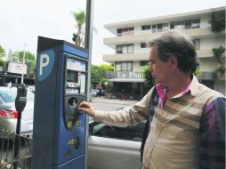 Confusión. Enrique Chao estacionó su vehículo donde se encontraban dos diferentes tipos de parquímetro. EL INFORMADOR / R. Tamayo