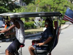 La Habana. Un bicitaxi con una bandera de Estados Unidos circula en la capital cubana. EFE / A. Ernesto