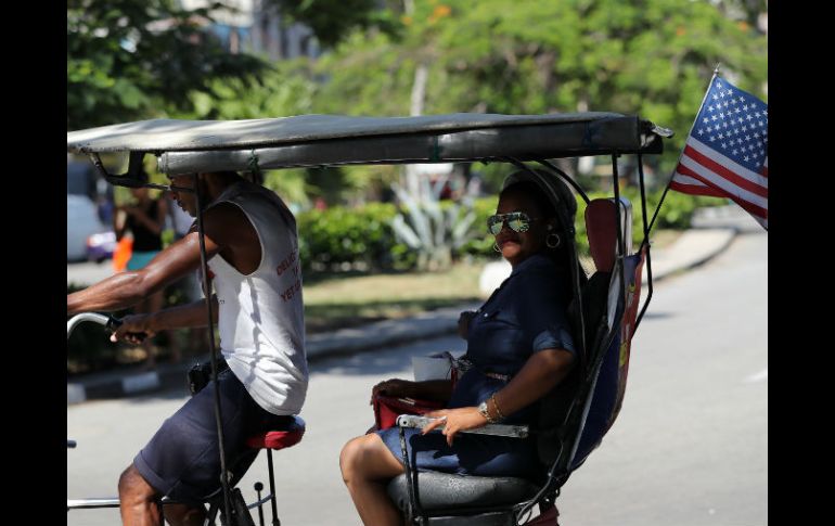 La Habana. Un bicitaxi con una bandera de Estados Unidos circula en la capital cubana. EFE / A. Ernesto