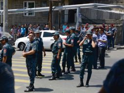 Un impresionante operativo se desplegó en torno a la estación de policía afectada. AFP / L. Minasyan