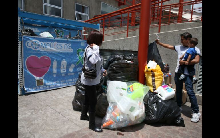 Cómplices A.C. ha reciclado, en más de 3 años, un total de 259 toneladas de plástico pet para recaudar fondos para enfermos de cáncer. EL INFORMADOR / R. Tamayo