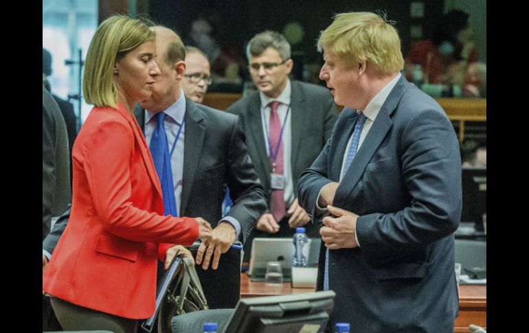 Johnson asegura haber tenido una buena conversación sobre el 'Brexit' con la representante diplomática de la UE, Federica Mogherini. EFE / S. Lecocq