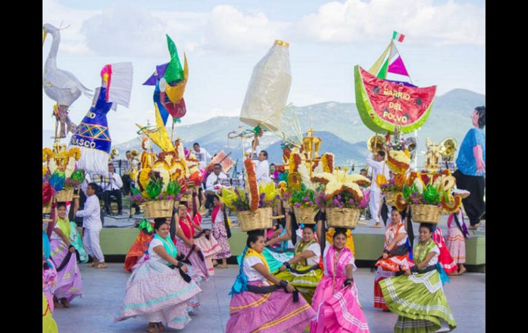 Con sus vestuarios coloridos y la alegría de su zapateado, la población oaxaqueña espera a los turistas. NTX / CORTESÍA