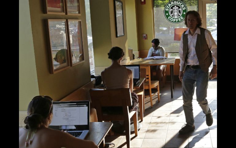 Starbucks implementará el filtro en sus tiendas de Estados Unidos. AP / ARCHIVO