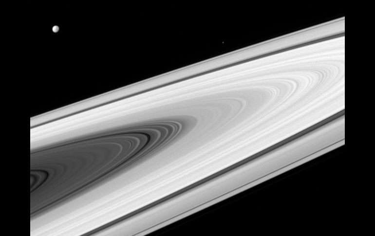 La imagen muestra los anillos principales de Saturno junto con sus lunas. TWITTER / @CassiniSaturn