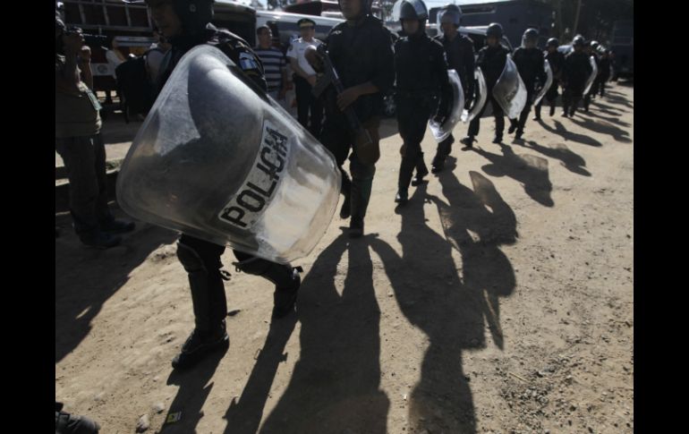 Policías llegaron a la cárcel para controlar la situación. AP / M. Castillo