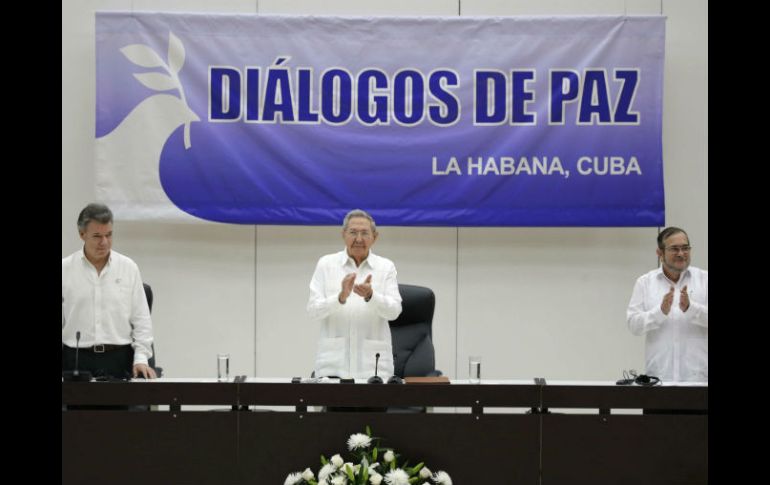 Los colombianos decidirán si rechazan o aprueban acuerdos entre el gobierno y las FARC. AP / ARCHIVO