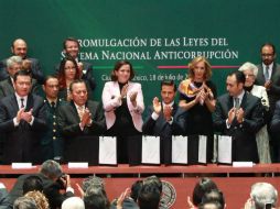 Enrique Peña Nieto firma las leyes del Sistema Nacional Anticorrupción en el patio de honor del Palacio Nacional. EFE /  M. Guzmán