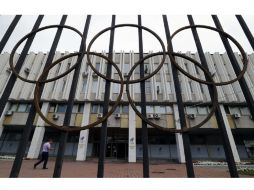 Atletas rusos protestan por la suspensión colectiva a manos de la IAAF, que descartaría a Rusia de cualquier justa deportiva. EFE / Y. Kochetkov