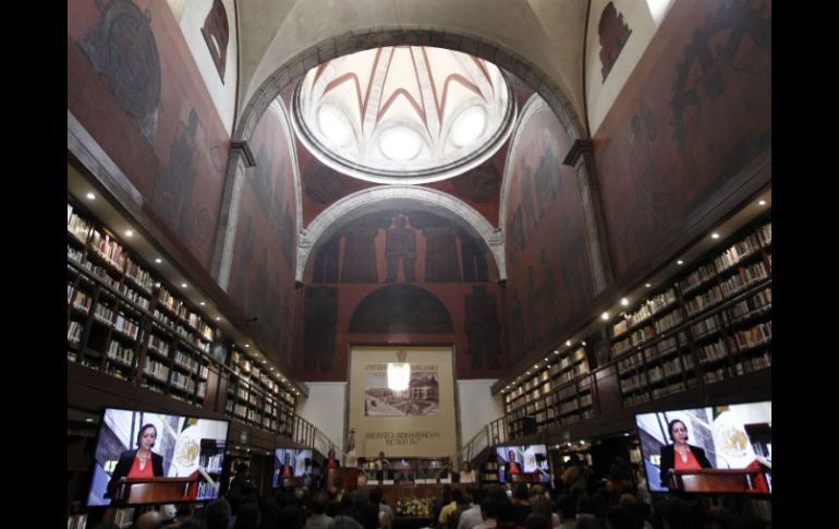 Develan placa en honor a Fernando del Paso como reconocimiento a su labor como director de la biblioteca. EL INFORMADOR / E. Barrera