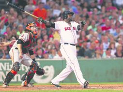 Se vuela la barda. David Ortiz conecta la bola en el cuarto inning para conseguir cuadrangular productor de tres carreras. AFP / M. Meyer