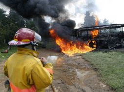 Camión que bloquea la carretera que une a Uruapan y Pátzcuaro, un acto atribuido a maestros y normalistas. AFP / E. Castro