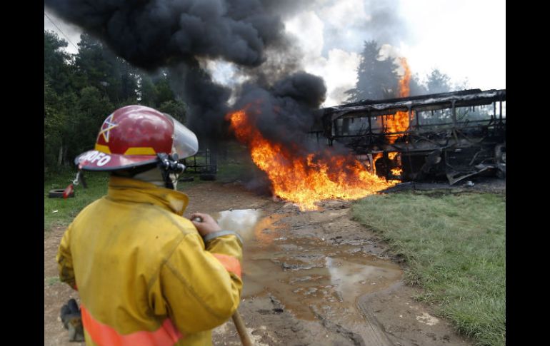 Camión que bloquea la carretera que une a Uruapan y Pátzcuaro, un acto atribuido a maestros y normalistas. AFP / E. Castro