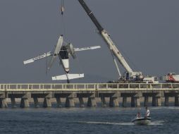 Vista de las labores de rescate del hidroavión de nueve plazas B-10FW, que se estrelló contra un puente. EFE / Sherwin