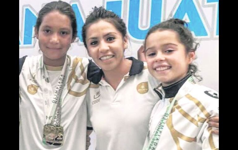 Las clavadistas de Jalisco muestran sus medallas obtenidas durante la primera jornada de esta disciplina en la ON. ESPECIAL / CODE