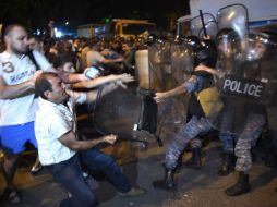 Policías consiguieron disolver la manifestación, realizada junto a la comisaría donde un grupo armado se atrincheró con cuatro rehenes. EFE / V. Baghdasaryan