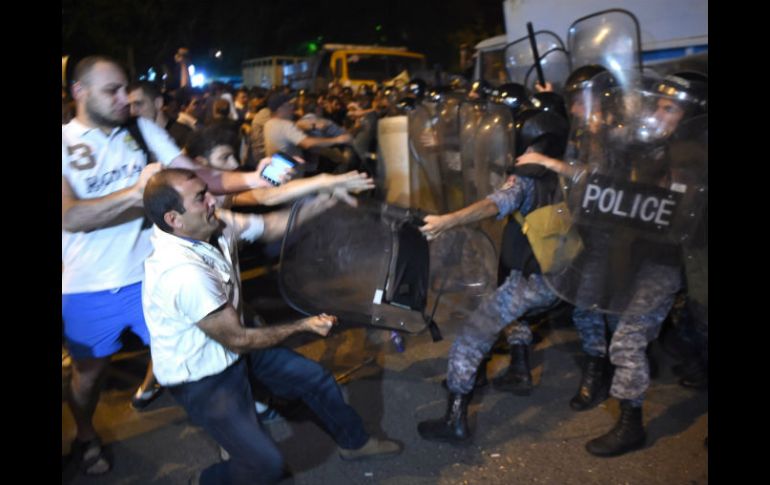 Policías consiguieron disolver la manifestación, realizada junto a la comisaría donde un grupo armado se atrincheró con cuatro rehenes. EFE / V. Baghdasaryan