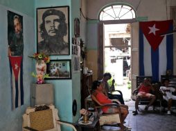 La población cubana celebra un año de relación con Estados Unidos, pero desea más beneficios. EFE / A. Ernesto