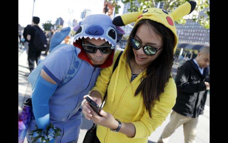 En California, grupos de fanáticos disfrazados salen a cazar pokemones, algo que genera incidentes. AP / J. Sánchez