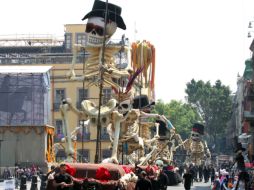 Los esqueletos gigantes usados en el desfile inicial de la película, fueron enviados a Inglaterra. SUN / ARCHIVO