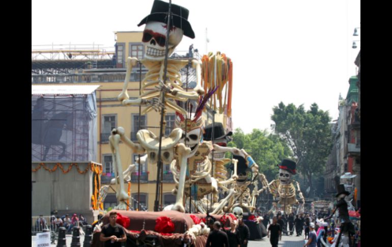 Los esqueletos gigantes usados en el desfile inicial de la película, fueron enviados a Inglaterra. SUN / ARCHIVO