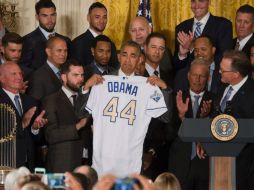 El equipo le entregó a Obama una franela de los Reales con el número 44 estampado con una caligrafía dorada. AFP / P. Lynch