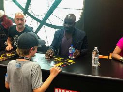 Mike Colter firma autógrafos a fanáticos. TWITTER / @Marvel