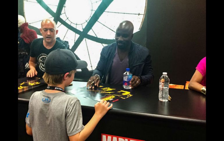 Mike Colter firma autógrafos a fanáticos. TWITTER / @Marvel