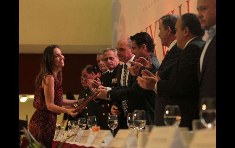 Durante el festejo por el aniversario de la Canaco Guadalajara, Alba Medina Flores recibió el premio al Joven Emprendedor. EL INFORMADOR / F. Atilano