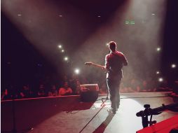 El cantante aparece utilizando una chamarra de cuero negra e inicia con 'Blow your mind'. TWITTER / @nickcarter