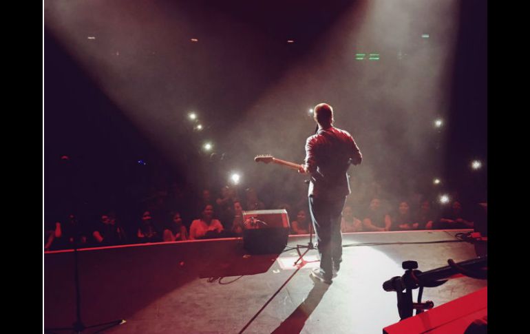 El cantante aparece utilizando una chamarra de cuero negra e inicia con 'Blow your mind'. TWITTER / @nickcarter