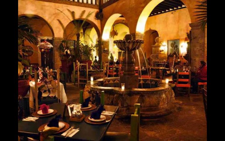 Goza de dos áreas de restaurante y un bar, decorados bellamente al estilo mexicano. EL INFORMADOR /