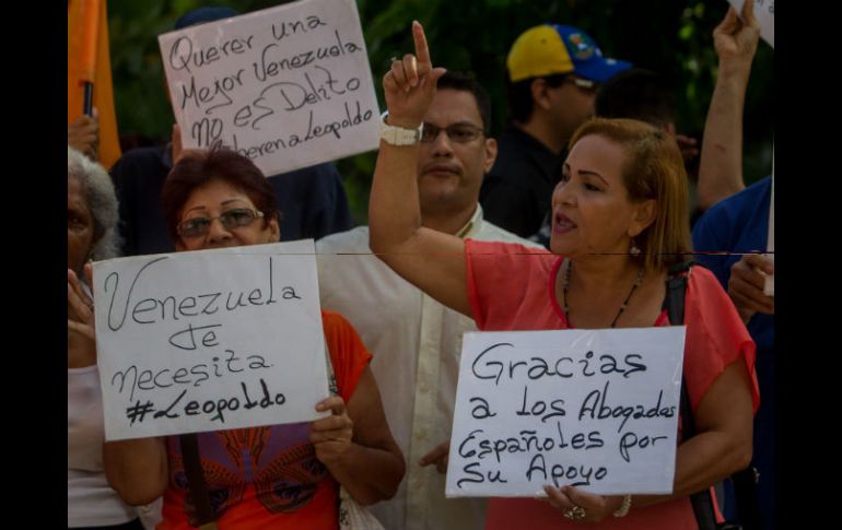 Simpatizantes de Leopoldo López se manifiestan a las afueras del Palacio de Justicia de Caracas. EFE / M. Gutiérrez