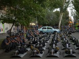 Policías mantenían bloqueado el acceso al cuartel para que manifestantes no entraran en él. AFP / K. Minasyan