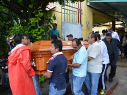 Familiares y amigos del periodista Pedro Tamayo cargan su féretro durante su funeral. EFE / J. Cruz