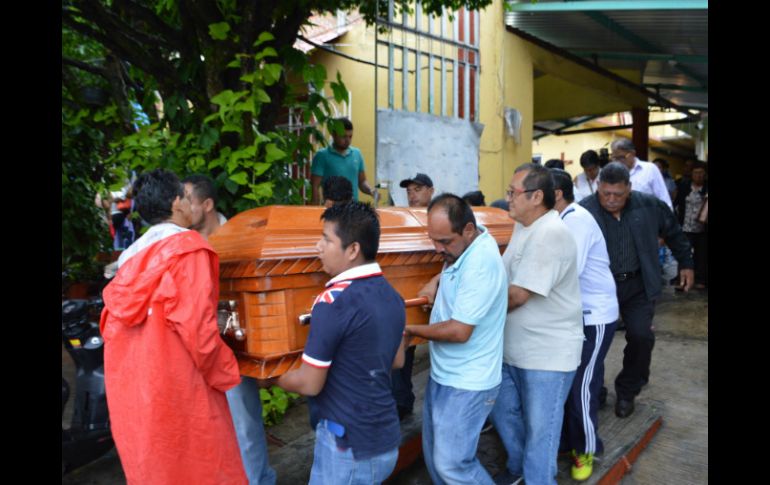 Familiares y amigos del periodista Pedro Tamayo cargan su féretro durante su funeral. EFE / J. Cruz