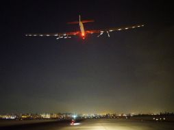 El Solar Impulse 2 pesa 1.5 toneladas y es tan ancho como un Boeing 747, vuela a una velocidad promedio de 50 kmh. TWITTER / @solarimpulse